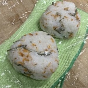 ちりめんじゃことあみえびのおにぎり